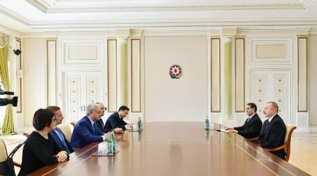 İlham Əliyev nümayəndə heyətlərini qəbul edib