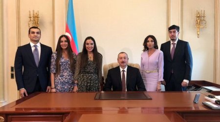 İlham Əliyev iş otağını göstərdi - FOTO