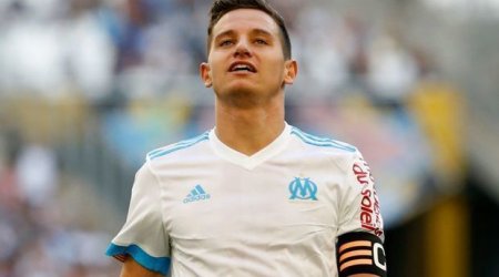 Futbolçu əli ilə qol vurdu – VİDEO