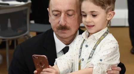 Prezidentlə selfi çəkdirən uşaq kimin oğludur?- Foto