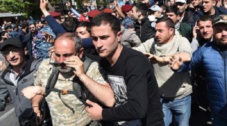 İrəvanda kritik gün başladı: əhali küçələrə axışır