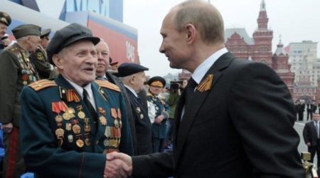 Putin veteranı cangüdənlərinin əlindən aldı – VİDEO