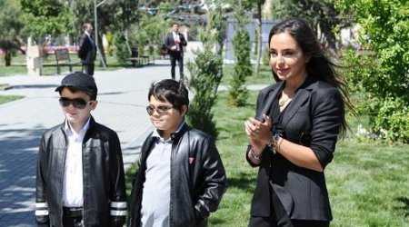Leyla Əliyeva və oğlanları abadlaşdırılan həyətdə - FOTO
