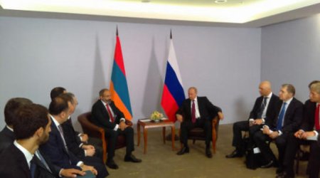 Putinlə Paşinyanın görüşü başladı  