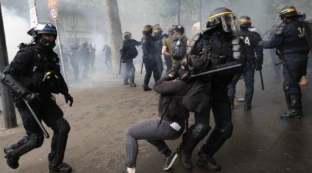 Fransada minlərlə insan etiraza etdi