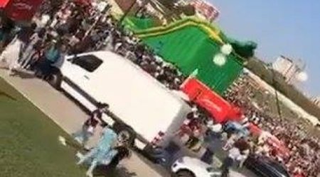 Воздушный шар опрокинулся на детей у Центра Гейдара Алиева  - ВИДЕО