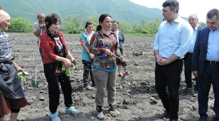 Azərbaycanın qalstuksuz ilk naziri