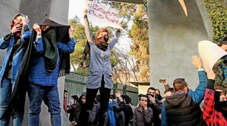 İranda etirazlar: Qadın küçədə hicabı açdı və… – Video