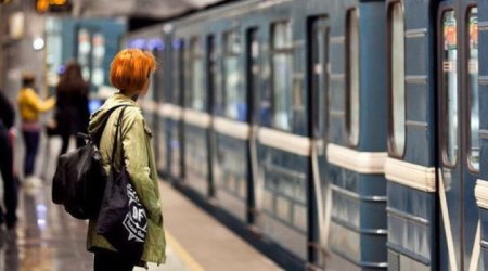 Bakı metrosunda növbəti biabırçı qeyim - FOTO