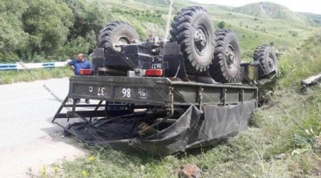 Ermənistanda hərbi avtomobil qəzaya uğrayıb — 6 ağır yaralı var + FOTO