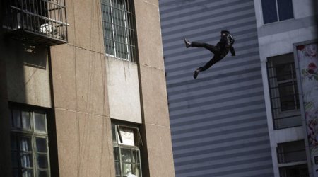 Xalq artisti çoxmərtəbəli binanın damından yıxıldı - VİDEO