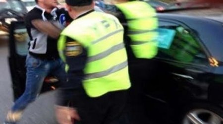 Bakıdakı turistlər sürücünü döyən yol polisini lentə aldılar: