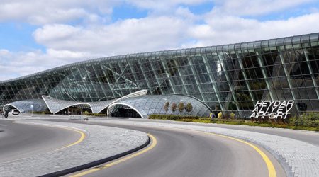 Azərbaycanlı məşhur ailəsi ilə birlikdə ölkəni tərk etdi 