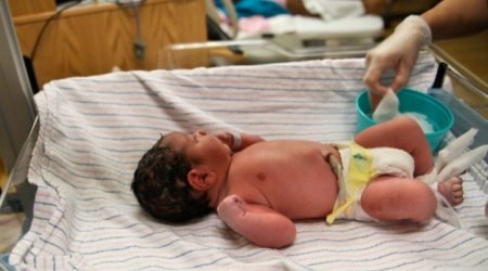 Dəfn olunmağa aparılan körpə dirildi