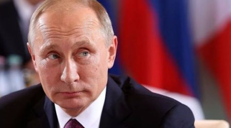 Putin əfsanəvi futbolçularla görüşdü