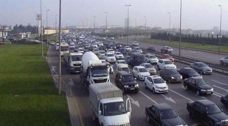 Sürücülərin nəzərinə: bu yollarda sıxlıq var