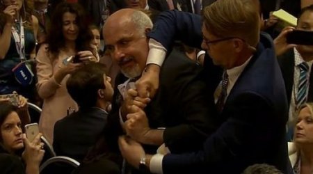 Putinlə Trampın mətbuat konfransında jurnalistə zor tətbiq edildi - VİDEO