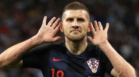 Futbolçu bütün kəndin kredit borcunu ödədi