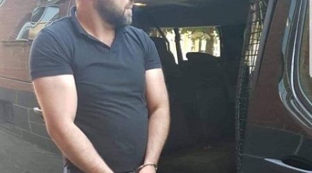 Əl-ayağı qandallı Bakıya gətirilən şəxs kimdir? – VİDEO