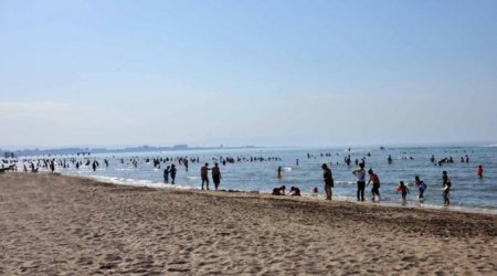 Bakıda sərxoş kişilər çimərlikdə qadınlara hücum çəkdi – VİDEO