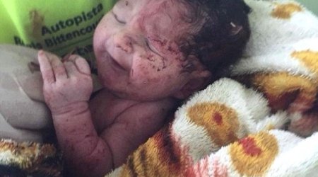 Dəhşətli yol qəzası: Körpə anasının bətnindən çıxdı - VİDEO