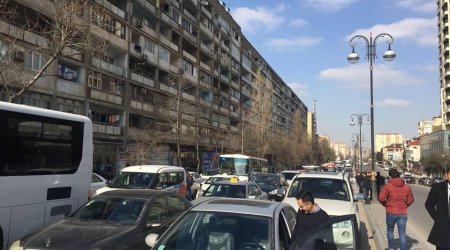 Yasamalda sakinlər yolu bağladı: Tıxac yarandı - VİDEO