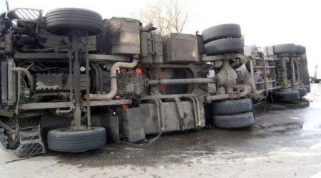 Bakıda zibil maşını belə aşdı – VİDEO