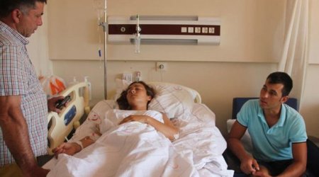 Dənizdə üzən qadının üstündən gəmi keçdi