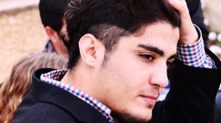 Mehman Hüseynov anasının tabutunu daşıyır - FOTO