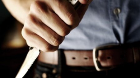 Azərbaycanda məmur iş otağında BIÇAQLANDI  