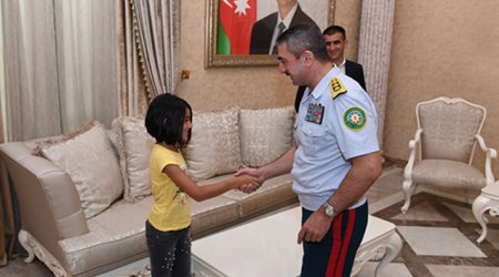 Elçin Quliyev at çapan Gülayla görüşdü - Atasını işə götürdü