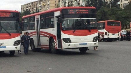 Bakıda avtobusda qadınla kişi dalaşdı – VİDEO