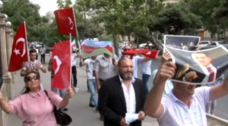 И в Баку сжигают доллары  - ВИДЕО