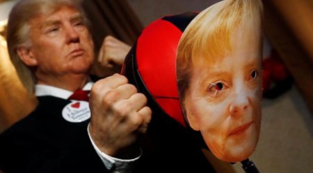 Trumpın Merkelə yumruq atdığı görüntü nümayiş olundu.