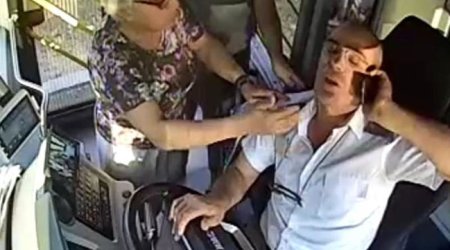 Sürücünün sükan arxasında infarkt keçirdiyi an - VİDEO