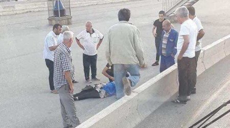 Bakıda yolun ortasında süpürgəçi qadın keçinib - FOTO