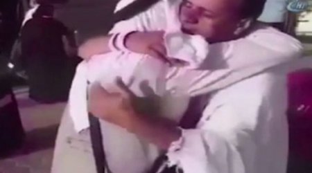 İki qardaş 11 ildən sonra Məkkədə belə görüşdü -  VİDEO