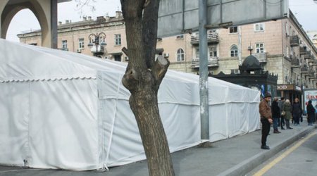 Bakıda metro çıxışlarında çadırlar niyə quraşdırılır? - AÇIQLAMA