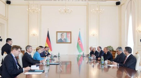 İlham Əliyev və Merkelin geniş tərkibdə görüşü keçirildi