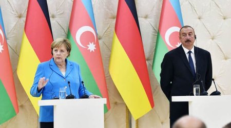 Merkellə Bakıya gələn jurnalist özünü biabır etdi