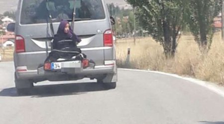 Qızı yük kimi avtobusun arxasına bağlayıb... - VIDEO 