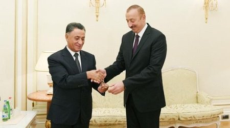 İlham Əliyevə şəxsiyyət vəsiqəsi verildi - FOTO