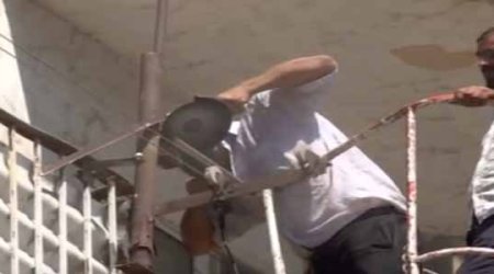 Yasamalda binaların eyvanlarından paltar ipləri sökülür - VİDEO