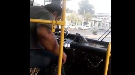 Bakıda avtobus sürücüsü sükan arxasında niyə yatıb? - VİDEO