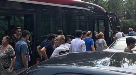 “Bakı Bus”un avtobusu qəza törətdi: yaralanan var - FOTO