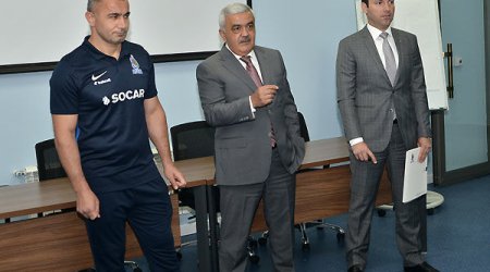 Rövnəq Abdullayev millinin üzvləri ilə görüşüb