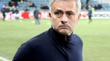 Mourinyu stadionun girişində yıxıldı - VİDEO
