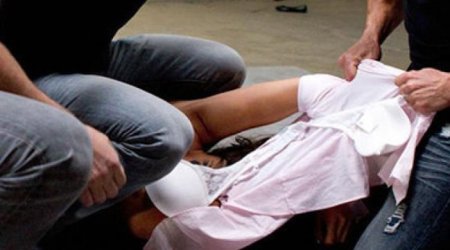 Bakıda ata küçədə azyaşlı övladını döydü - VİDEO