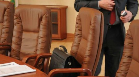 Prezidentin zənginə cavab vermədi, işdən qovuldu