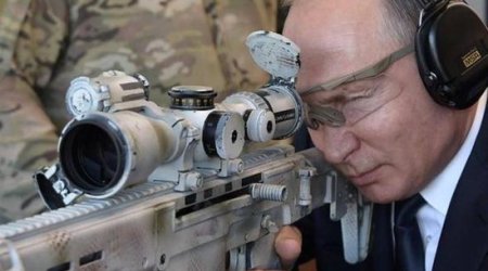 Putin snayperlə atəş açdı - FOTO